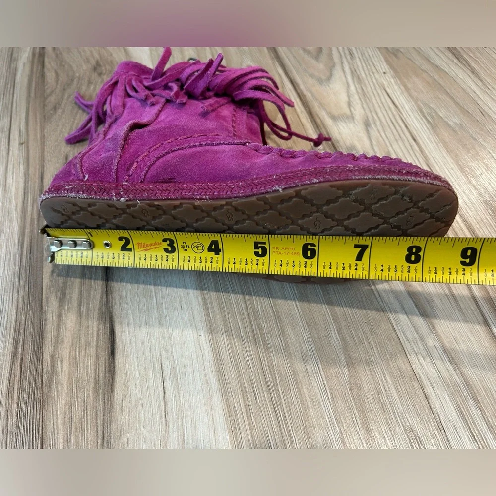UGG AUSTRALIA Girl’s sz 1 'Kaysa' Purple Fuscia Suede Moccasin Fringe Booties